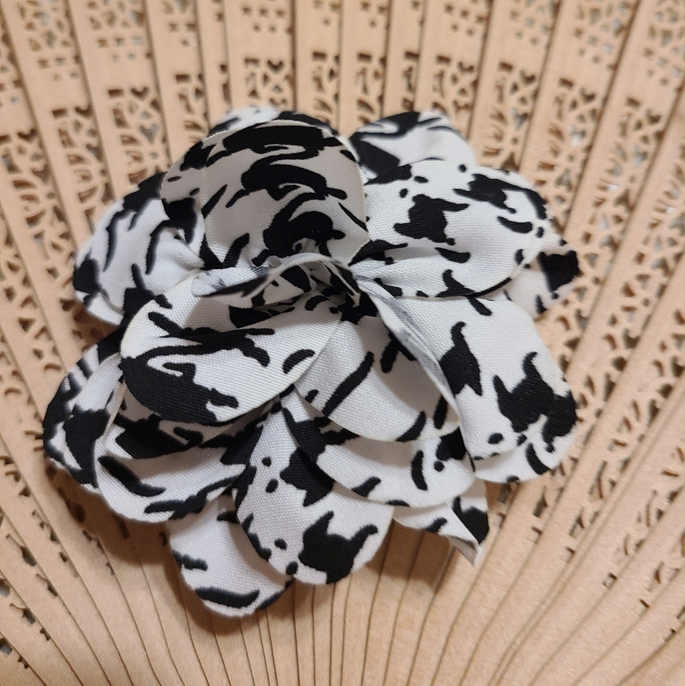 Blk and white hair clip Qty.1